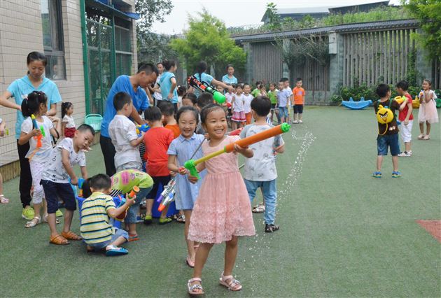 “冰凉一夏”——记棠外实验幼稚园大班“打水仗”活动