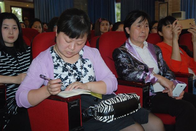 陪伴是最长情的告白——棠外附小举行一年级家长学校讲座