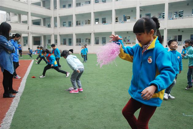 五彩毽子飞起来——记棠外附小春季踢毽子比赛