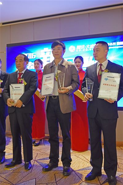 棠外荣获成都“新五朵私花”