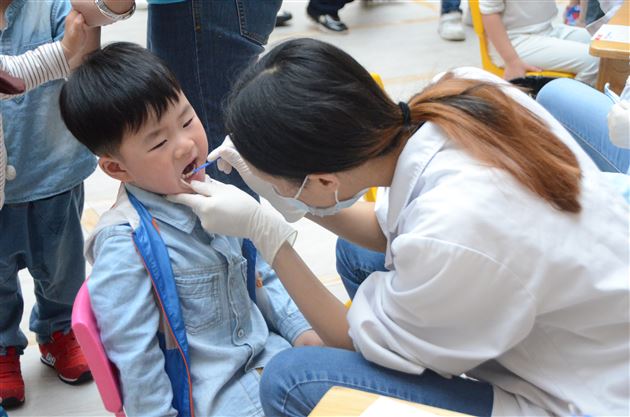 棠外实验幼稚园开展2016年幼儿口腔视力筛查