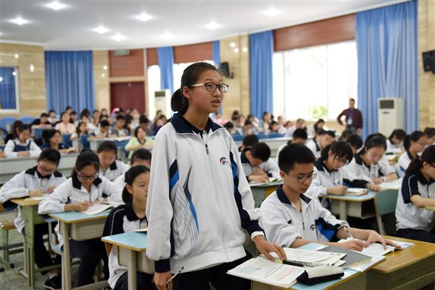 “展课堂魅力 悟教学艺术”——成都师范学院政教系师生到棠外学习