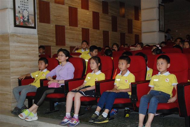 国航机长点燃孩子们的飞行梦——记棠外附小二年级家长义工课堂