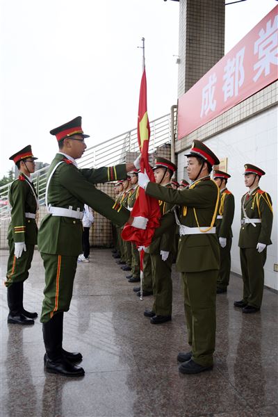 棠外隆重举行第十二届国旗班交接表彰仪式