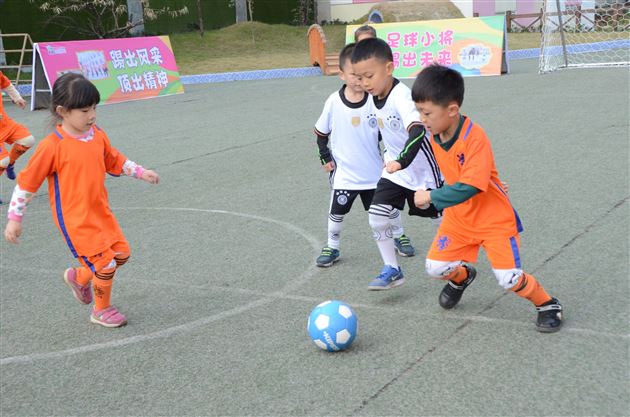 足球小将，神采飞扬——记棠外实验幼儿园大班组幼儿足球比赛