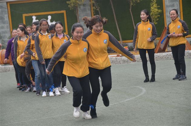 棠外实验幼儿园开展“三八”节趣味体育活动