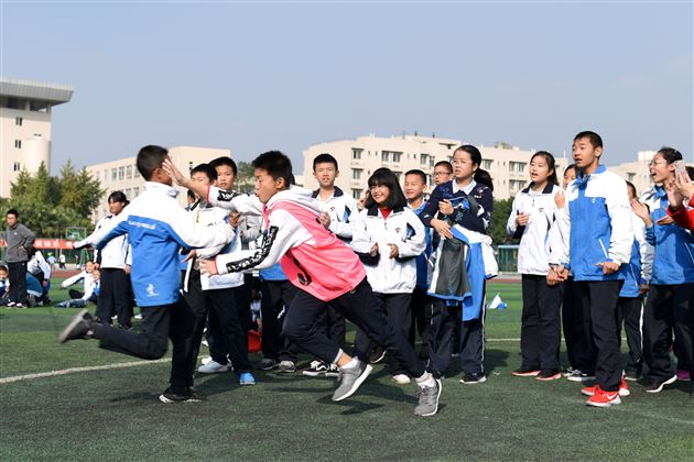 体育与艺术的完美结合 青春与活力的生动诠释——棠外初中部举行第四届冬季集体项目运动会