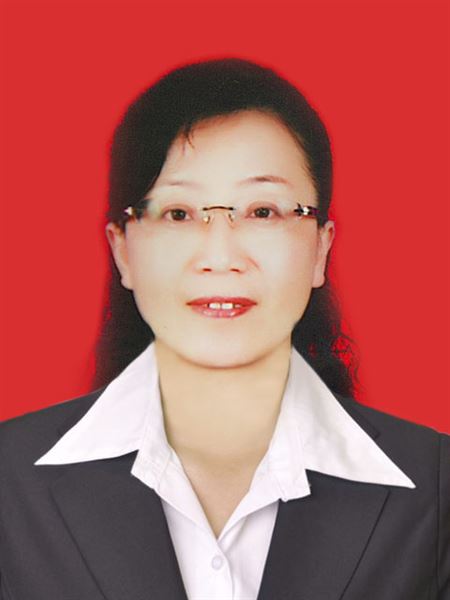 苏 萍，女，1966年10月生，1985年8月参加工作，1994年5月加入中国共产党，本科学历，党委委员、附小校长。