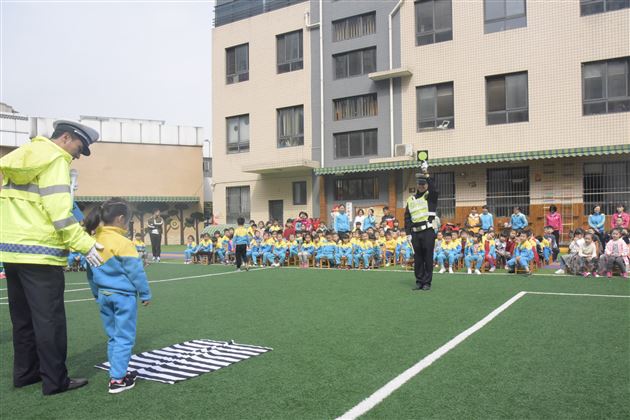 我是“安全小卫士”——记棠外实验幼儿园开展交警进校园社区活动