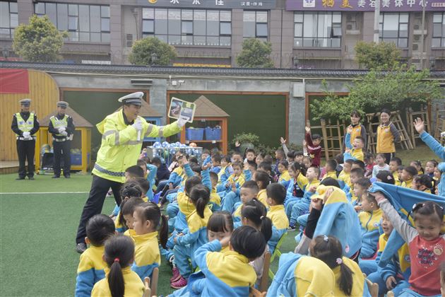 我是“安全小卫士”——记棠外实验幼儿园开展交警进校园社区活动