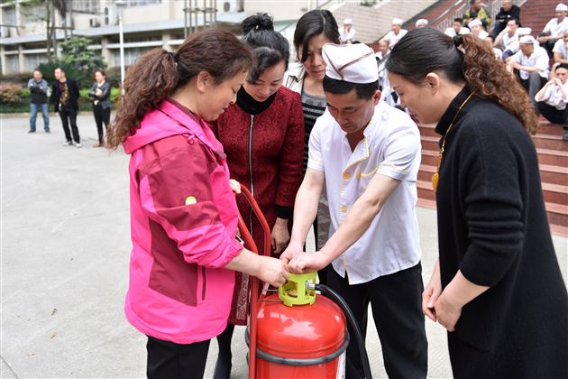 消防演练常抓不懈 全力构筑平安校园——双流消防走进棠外开展消防安全教育