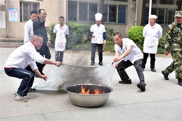 消防演练常抓不懈 全力构筑平安校园——双流消防走进棠外开展消防安全教育