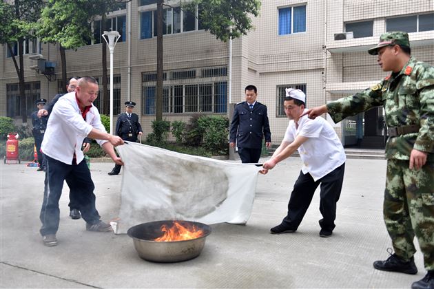 消防演练常抓不懈 全力构筑平安校园——双流消防走进棠外开展消防安全教育