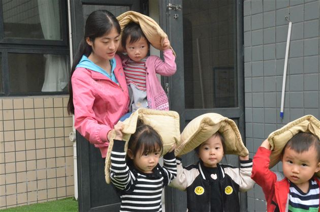 生命第一安全避险——棠外实验幼儿园地震疏散演练顺利完成