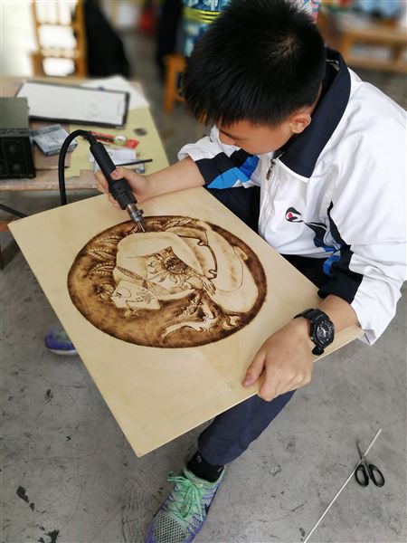 棠外初中美术《沐阳》系列烙画作品喜获2018年成都市双流区中小学生艺术节美术比赛特等奖