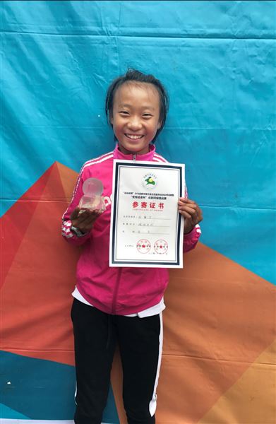 喜报：网球小将为校争光——我校初2018级18班学生胡鑫予勇夺成都市网球挑战赛冠军