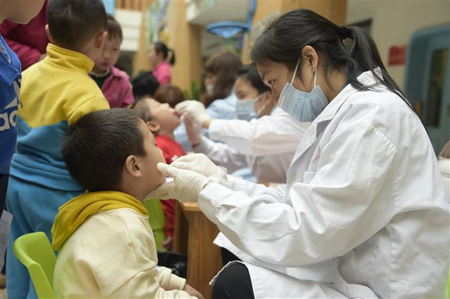 科学保教助力成长——棠外实验幼儿园2018年度视力筛查及口腔防龋工作顺利开展