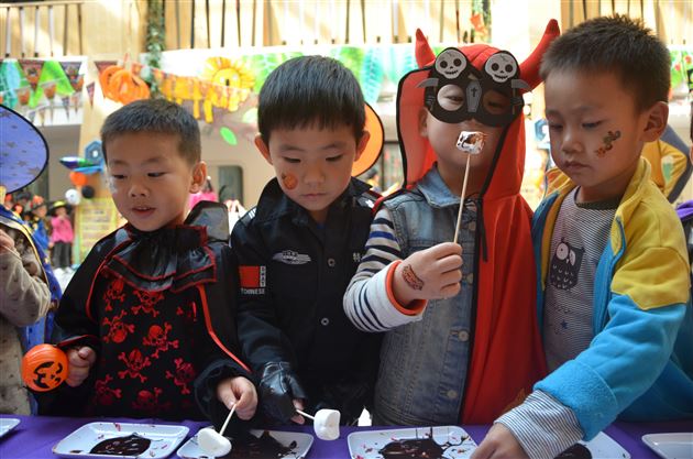 HalloweenCarnival实验幼儿园开展万圣节嘉年华活动