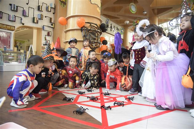 HalloweenCarnival实验幼儿园开展万圣节嘉年华活动