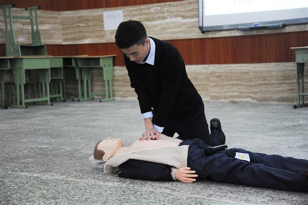 我校邀请四川红十字会智库专家、医学博士张凌做应急医疗救护培训