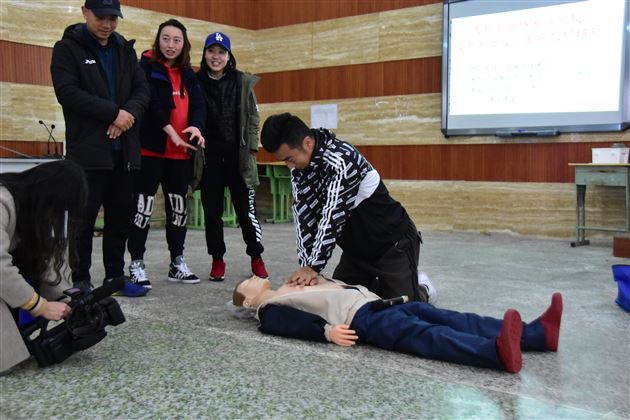 我校邀请四川红十字会智库专家、医学博士张凌做应急医疗救护培训