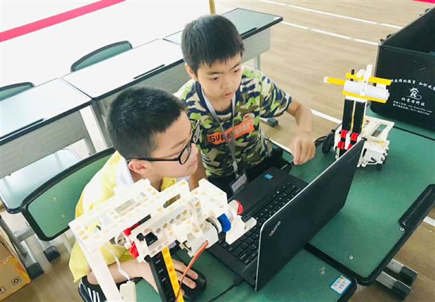 我校附小学生在成都市中小学电脑制作活动机器人竞赛中勇夺第一名