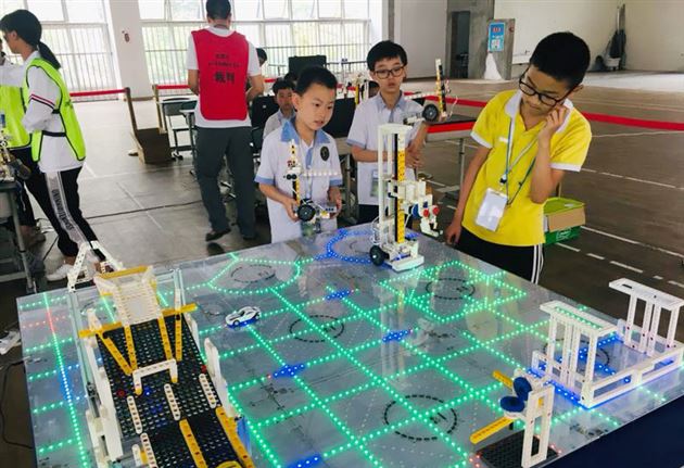 我校附小学生在成都市中小学电脑制作活动机器人竞赛中勇夺第一名