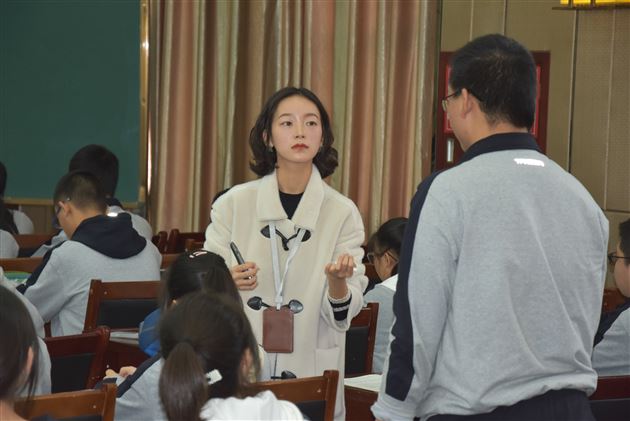 棠外高中李江亚老师在双流区大中小学思政课一体化建设研讨会中献课现场