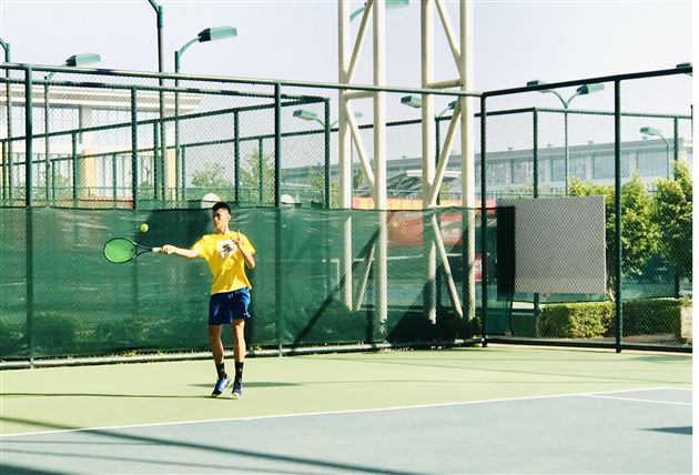 我校初中学生李玮鹏入选国家青年网球队广西柳州集训队