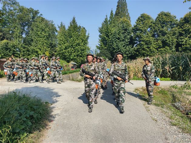 棠外高中男子足球队参加军事训练营
