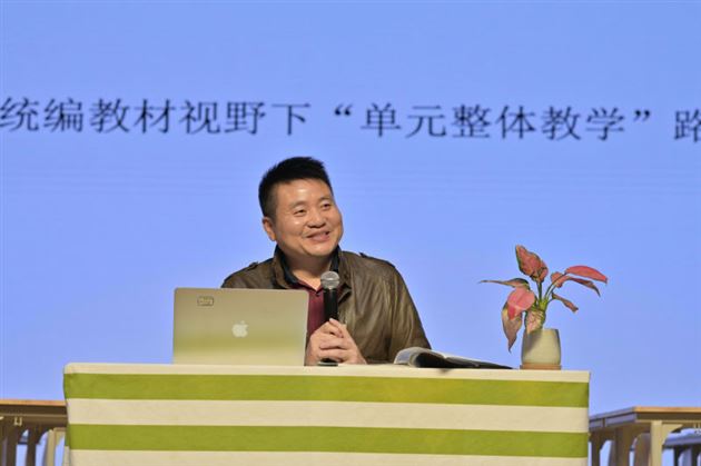 棠外四川省特级教师刘勇为成都市八年级语文教研活动作专题讲座