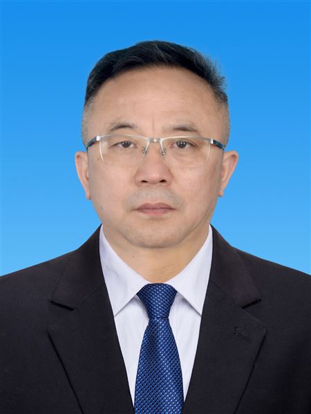杜宗平，男，1965年3月生，1987年8月参加工作，1986年5月入党，本科学历，现任党委委员、高中校长。
