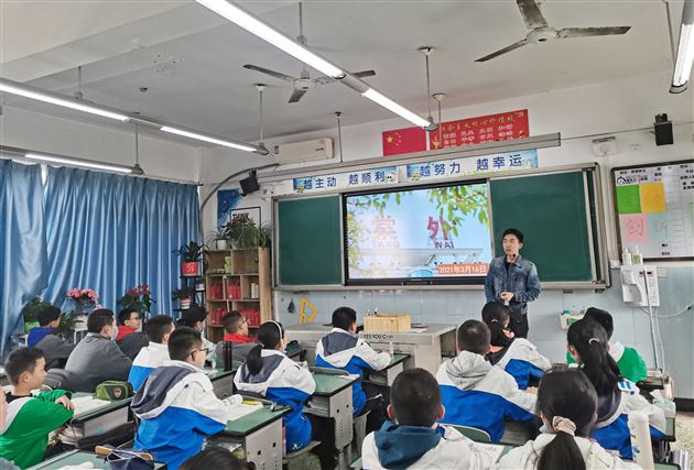 初一年级道德与法治教师林光辉展示随堂课课堂教学现场