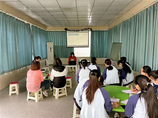 结对帮扶  传递爱心——中共成都棠湖外国语学校幼儿园直属支部委员会开展结对帮扶活动 