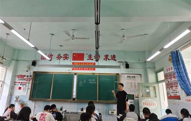 毛传友老师在2021年初中道德与法治教研组中考专题教研活动中执教专题复习《社会与文化》
