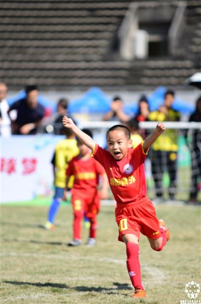 祝贺胡恩瑞小朋友荣获全国校园足球“得分王”称号