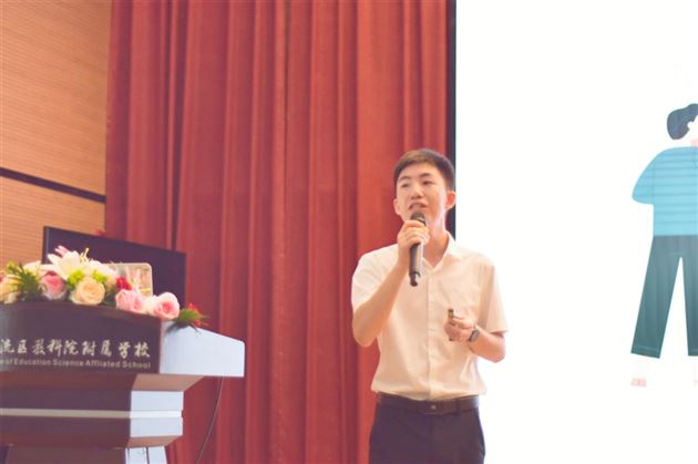 我校初中林光辉老师在双流区班主任教研活动中作专题讲座