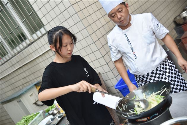棠外成功举办第二届餐厅厨师技能大赛暨师生厨艺展示活动