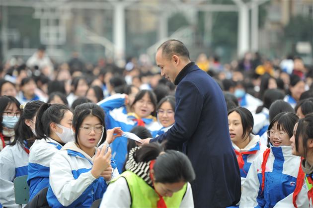 人勤春来早 读书正当时——成都棠湖外国语学校2023年春季开学典礼 