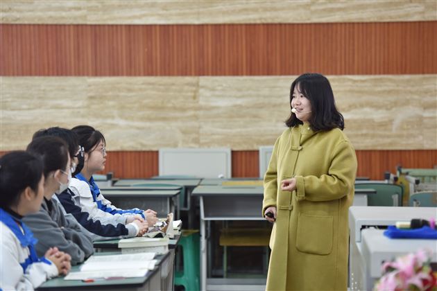 棠外国学专任教师周娟博士为此次活动献上《大学》导读的示范课