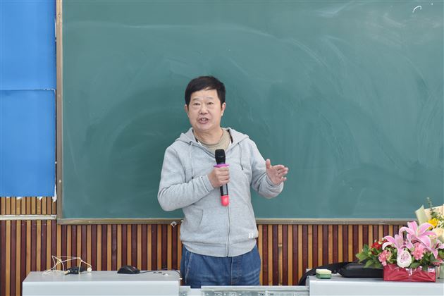 四川大学教授谢谦为大家带来《大学之道，在照亮人性的光辉》的精彩讲座