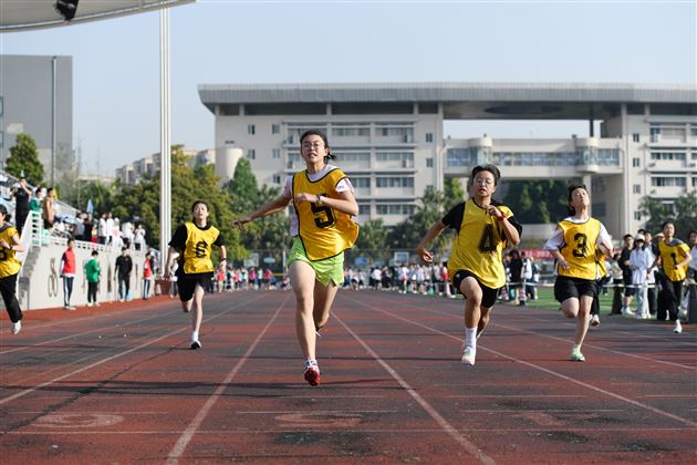 展学子青春风采 迎棠外廿年华诞——记棠外初中第十九届田径运动会 