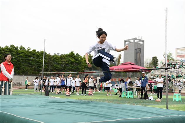 展学子青春风采 迎棠外廿年华诞——记棠外初中第十九届田径运动会 