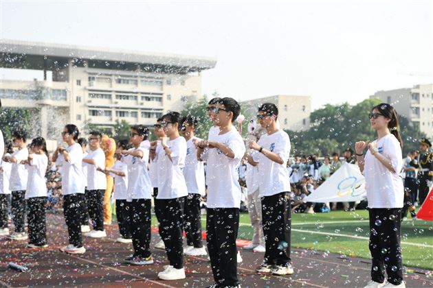 展学子青春风采 迎棠外廿年华诞——记棠外初中第十九届田径运动会