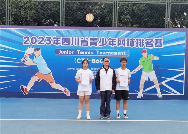U18女子单打冠军胡馨予（右）、第三名张婉祎（左）