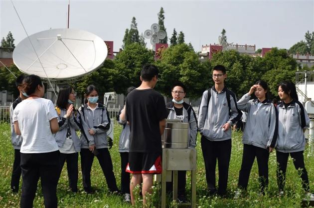 地理学科导师带领学生参观成都信息工程大学大气科学学院