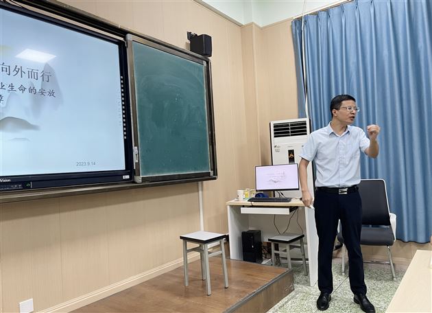 学习教书两不误教研交流谋发展——高中语文教研组举行专题教研活动