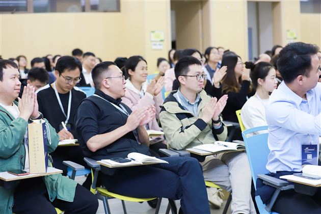 孙晓晖、苏冬冬老师受邀在“与美好班级同行”班主任主题峰会上做专题交流