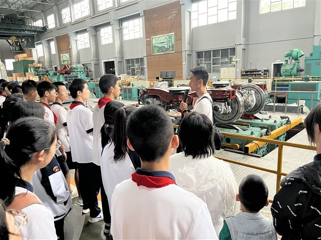 棠外初中师生赴西南交大轨道交通重点实验室开展主题团（队）日活动