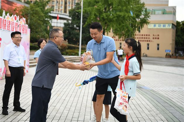 爱如星火 造炬成光——成都棠湖外国语学校2024年教师节庆祝表彰大会 